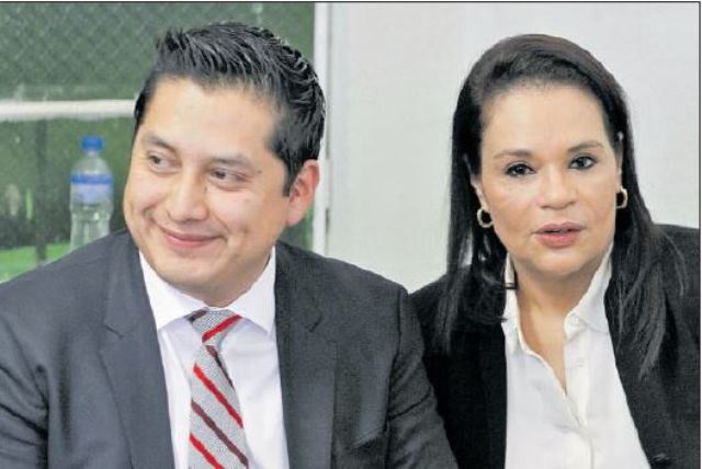 El abogado Mario Cano, junto a la ex vicepresidenta Roxana Baldetti. (Foto Prensa Libre: Hemeroteca PL)