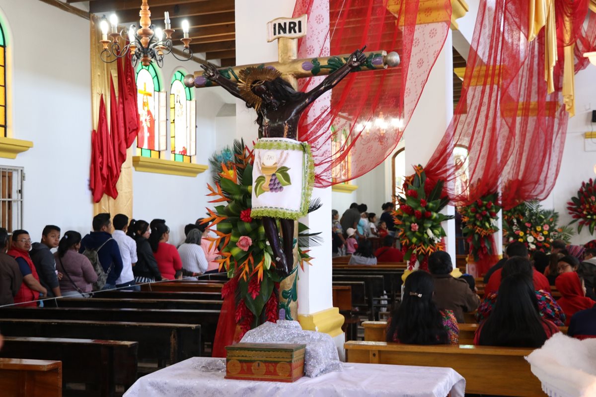 Durante el fin de semana los fieles católicos veneraron la imagen del Cristo Negro.(Foto Prensa Libre: María José Longo)