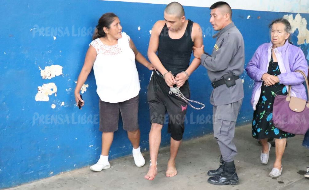 Al menos dos reos resultaron heridos por la explosión de una granada en la cárcel de Mazatenango, Suchitepéquez. (Foto Prensa Libre: Cristian Ico)