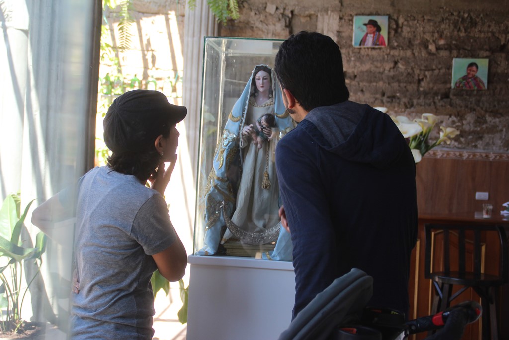 Visitantes observan una imagen de la Virgen María, en exposición en Huehuetenango. (Foto Prensa Libre: Mike Castillo).
