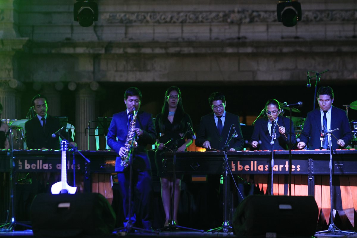 La Marimba de Concierto de Bellas Artes interpretó piezas clásicas. (Foto Prensa Libre: Edwin Bercián)