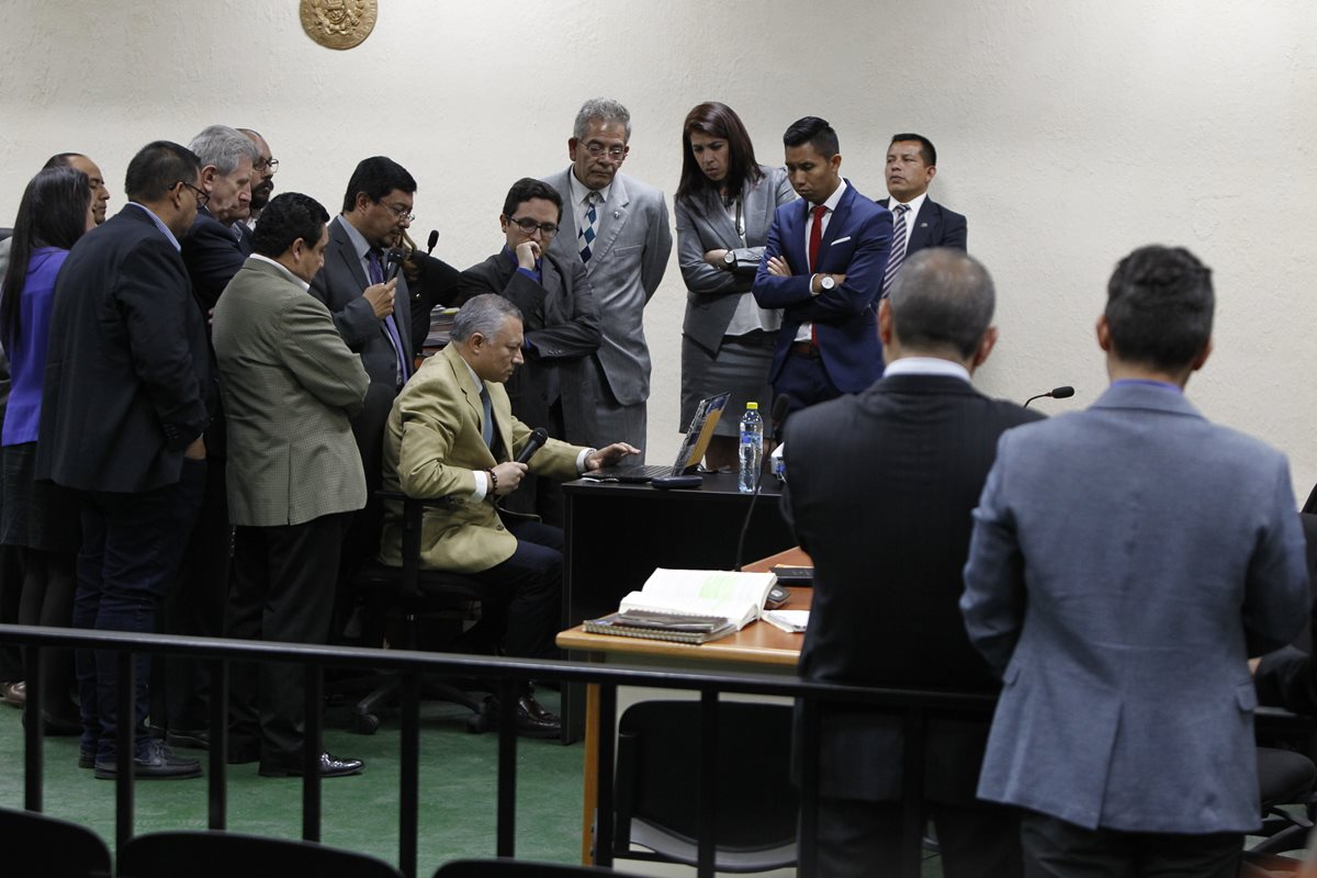 Salvador González Álvarez, alias Eco —sentado al centro—, muestra el contenido de la computadora que le fue incautada. (Foto Prensa Libre: Paulo Raquec)