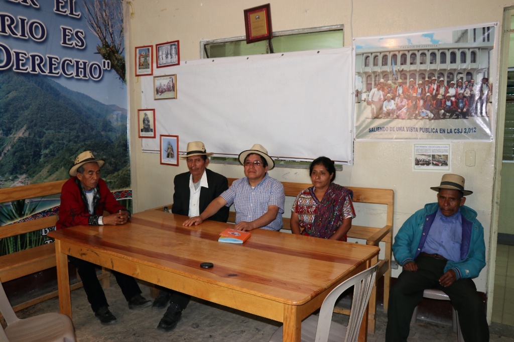 Integrantes de la alcaldía indígena de Nebaj, Quiché, se reúnen para tratar el tema de los megaproyectos. (Foto Prensa Libre: Héctor Cordero)