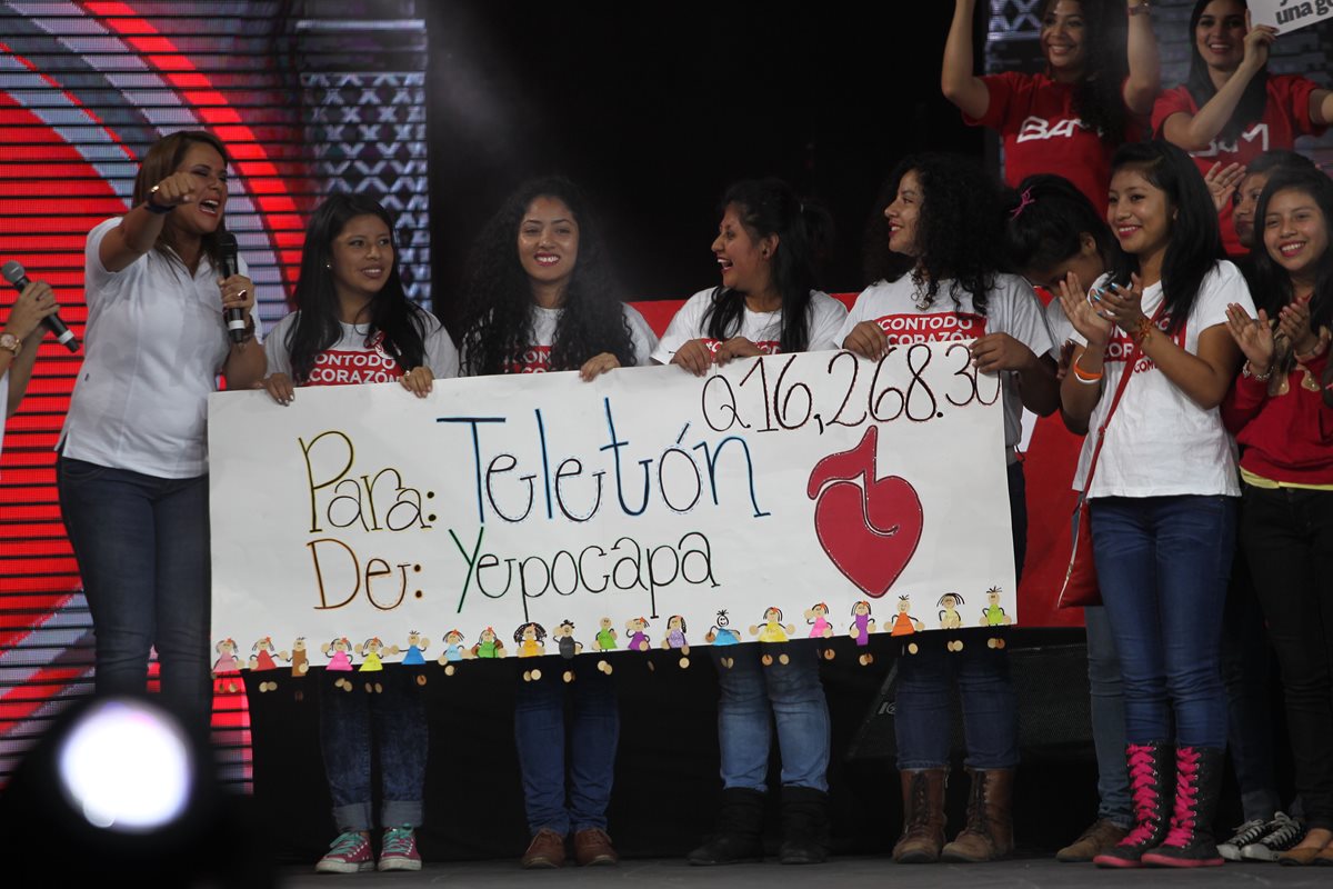 Jóvenes de San Pedro Yepocapa, Chimaltenango, entregan donativo para que Fundabiem atienda a más personas. (Foto Prensa Libre: Érick Ávila)
