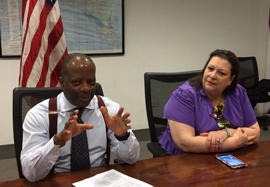El Embajador Robinson y la Ministra Consejera, Charisse Phillips, en la reunión con periodistas. (Foto Prensa Libre: tomada de @usembassyguate)