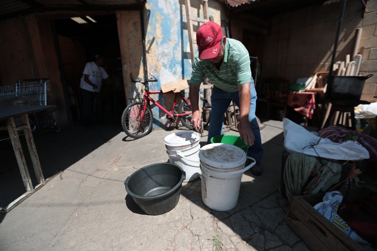 Debido a la escasez de agua, decenas de familias del área metropolitana deben comprar el vital líquido, ya sea en cubetas, cisternas o toneles. (Foto Prensa Libre: Hemeroteca)