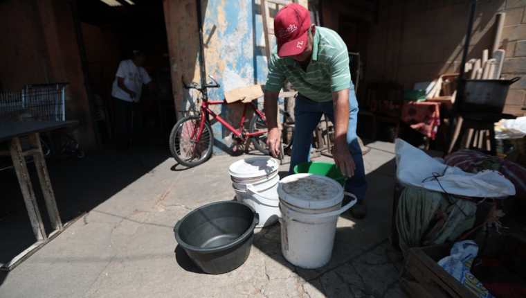 Debido a la escasez de agua, decenas de familias del área metropolitana deben comprar el vital líquido, ya sea en cubetas, cisternas o toneles. (Foto Prensa Libre: Hemeroteca)