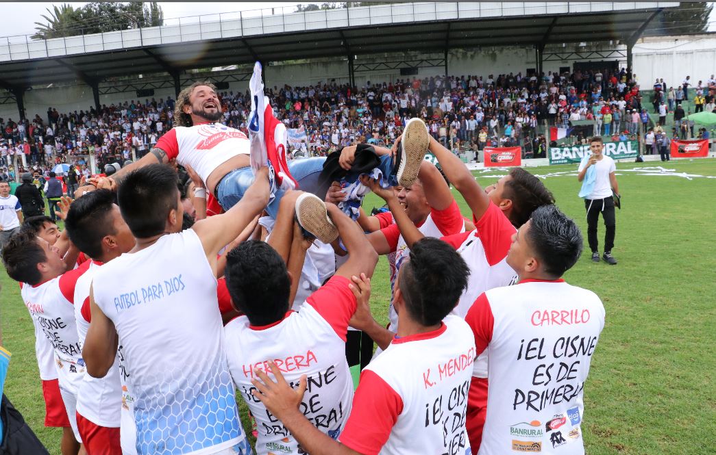 Julio Leiva es levantado por sus jugadores luego de que Chimaltenango ascendiera a la Primera División. (Foto Prensa Libre: Hemeroteca PL)
