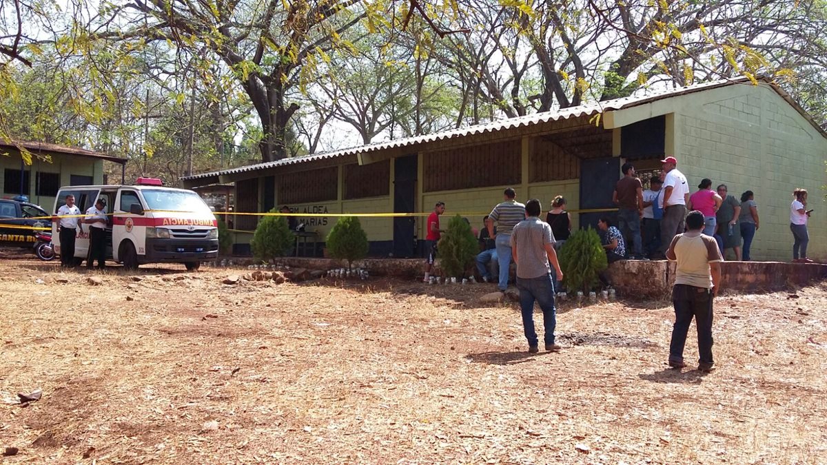 Escuela es acordonada por agentes de la PNC, luego de ataque contra maestro en Chiquimulilla, Santa Rosa. (Foto Prensa Libre: Oswaldo Cardona)