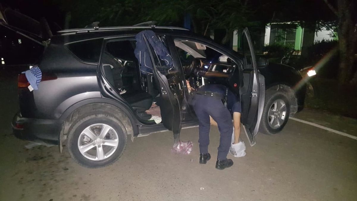 La policía de Honduras revisa el vehículo del juez y la abogada. (Foto Prensa Libre: Policía Nacional)