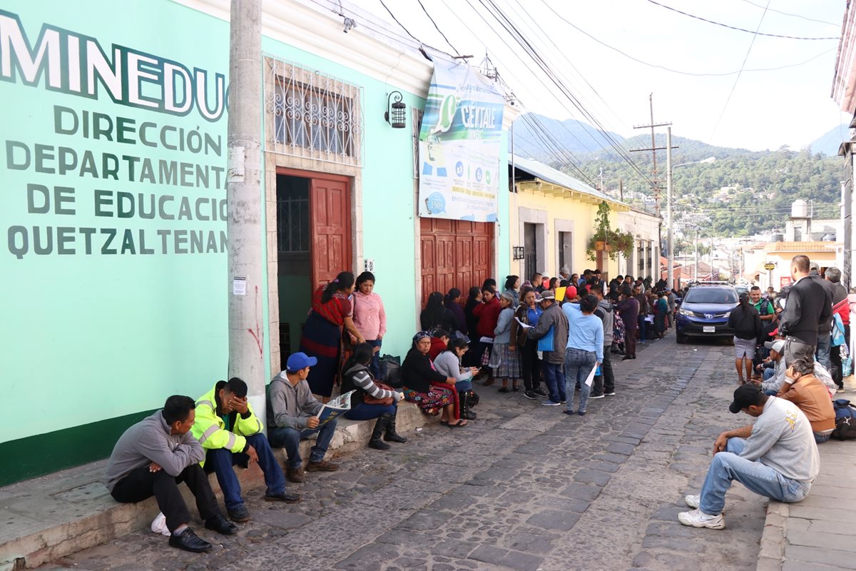 La fila de maestros empezó a formar el domingo, hoy es el último día para entregar papelería en la departamental. (Foto Prensa Libre: María José Longo)