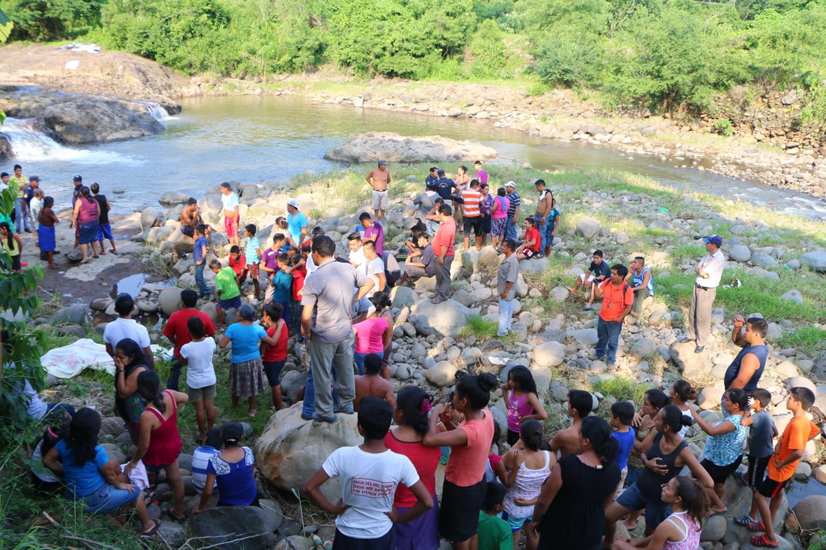 Vecinos y socorristas localizaron el cadáver de un hombre que fue arrastrado por el río Ocosito. (Foto Prensa Libre: Rolando Miranda)
