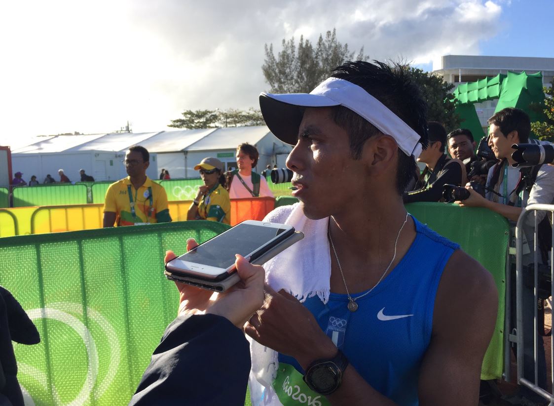 José Raymundo da declaraciones al final de la competencia de los 20 kilómetros que fue su debut en las justas olímpicas. (Foto Prensa Libre: COG)