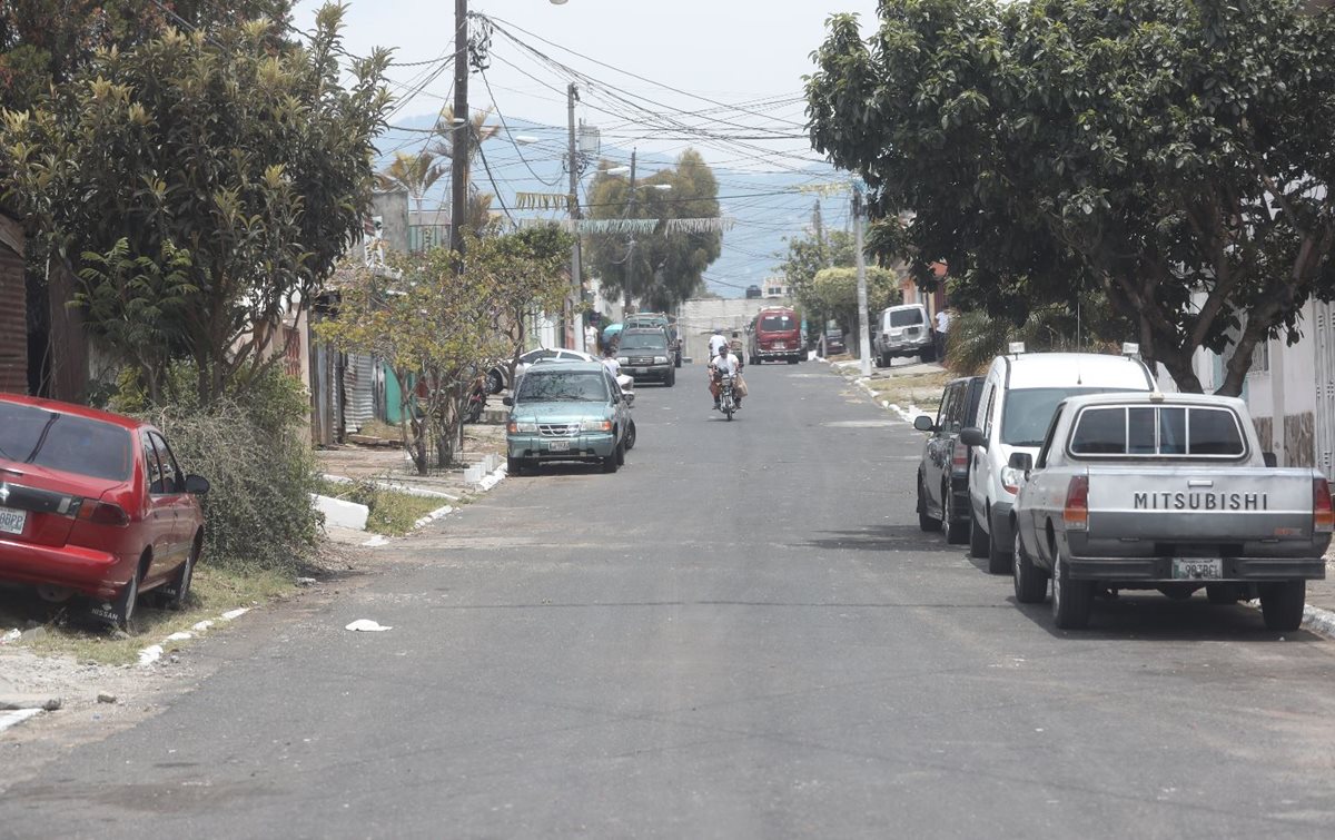 Vecinos de colonias de Mixco, la capital y Villa Nueva se quejan de los abusos y arbitrariedades por el cierre de calles. (Foto Prensa Libre: Érick Ávila)