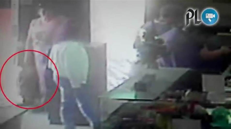 Robo es captado por una cámara de seguridad en una librería de Xela. (Foto Prensa Libre)