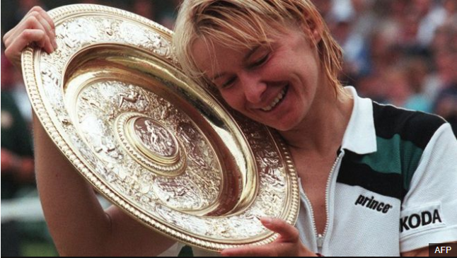 Novotna se convirtió en 1998 en la tenista de más edad en ganar Wimbledon, marca superada por la estadounidense Serena Williams. (Foto Prensa Libre: AFP)