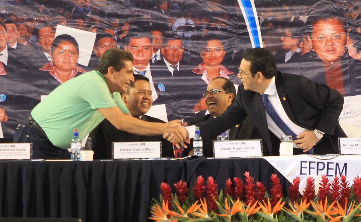 La caminata del jueves será dirigida por Joviel Acevedo, quien en la foto saluda al presidente Jimmy Morales, durante la graduación de la Cuarta Cohorte del programa académico de desarrollo profesional docente. (Foto Prensa Libre: HemerotecaPL)