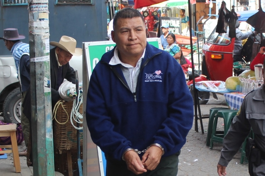 Domingo Castro Alvarado, de 60 años, es trasladado al Juzgado de Femicidio de Quiché, sindicado de haber violado a dos de sus nietas. (Foto Prensa Libre: Óscar Figueroa)