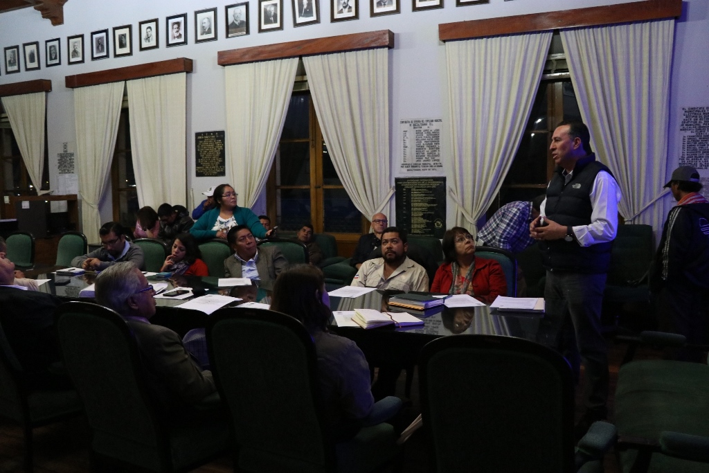 Hugo Urízar, jefe de Gestión de Riesgos de la Municipalidad de Quetzaltenango, durante presentación del plan de invierno ante el Consejo. (Foto Prensa Libre: María José Longo)