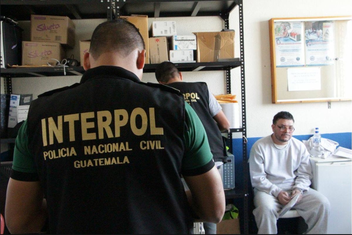 Interpol en conjunto con ICE de Estados Unidos capturó a cuatro guatemaltecos, quienes tenían orden de aprehensión, en la delegación de migración donde se recibe a deportados. (Foto Prensa Libre: Cortesía Ministerio de Gobernación)