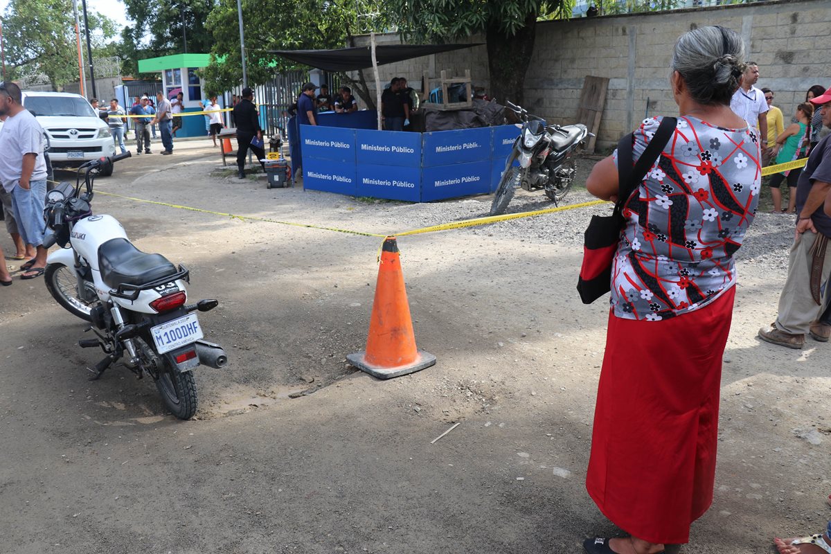 La mujer estaba en su puesto de comida frente al IGSS, cuando fue atacada. (Foto Prensa Libre. Dony Stewart)