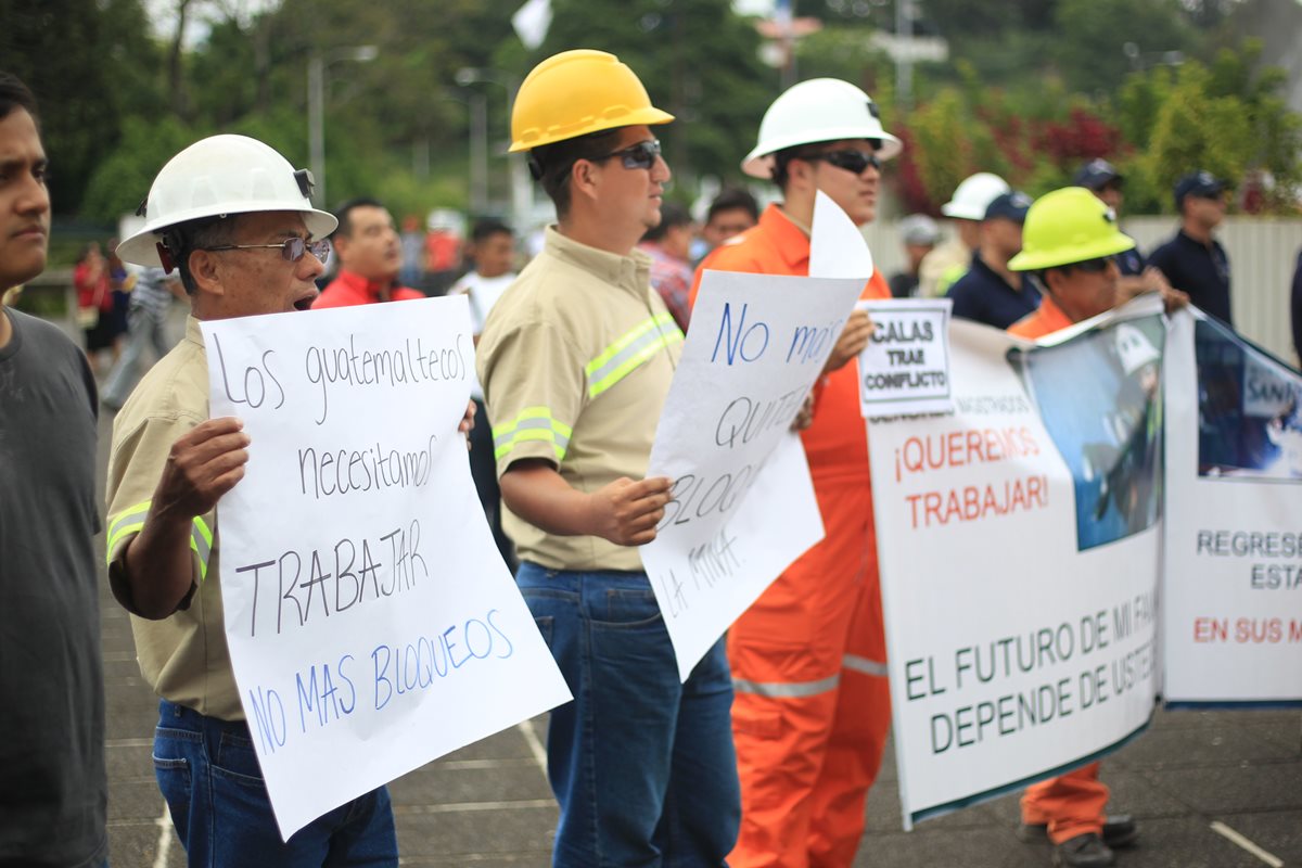 Más de mil personas entre trabajadores y proveedores de la Mina San Rafael realizaron una protesta pacifica frente a la Corte Suprema de Justicia (CSJ) por la suspensión de las licencias de la minera. (Foto Prensa Libre: Esbín García)
