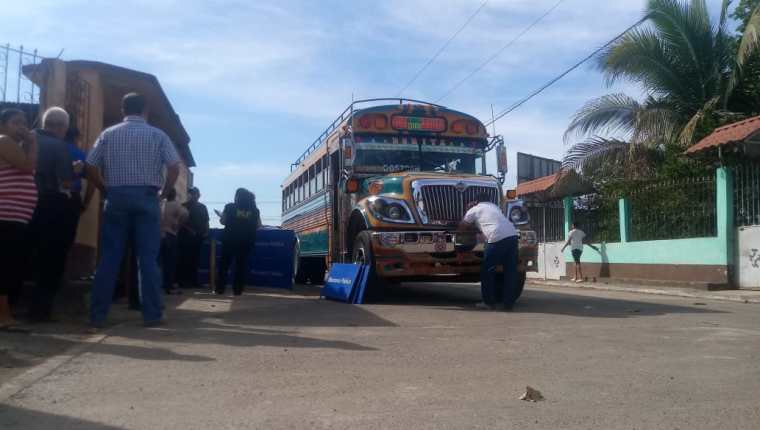 Fiscales del Ministerio Público recaban evidencias en el bus donde ocurrió el asalto. (Foto Prensa Libre: Carlos Paredes)
