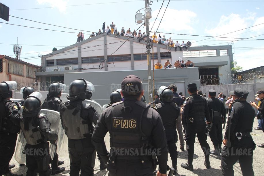 El motín en Gaviotas evidenció  la escasa seguridad y la ausencia de protocolos en emergencias. (Foto Prensa Libre: Hemeroteca PL)
