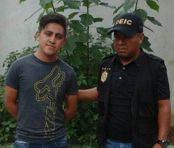 Richard Joel Gómez Hernández es aprehendido en la cabecera de Huehuetenango, sindicado de extorsionar a una menor. (Foto Prensa Libre: PNC)