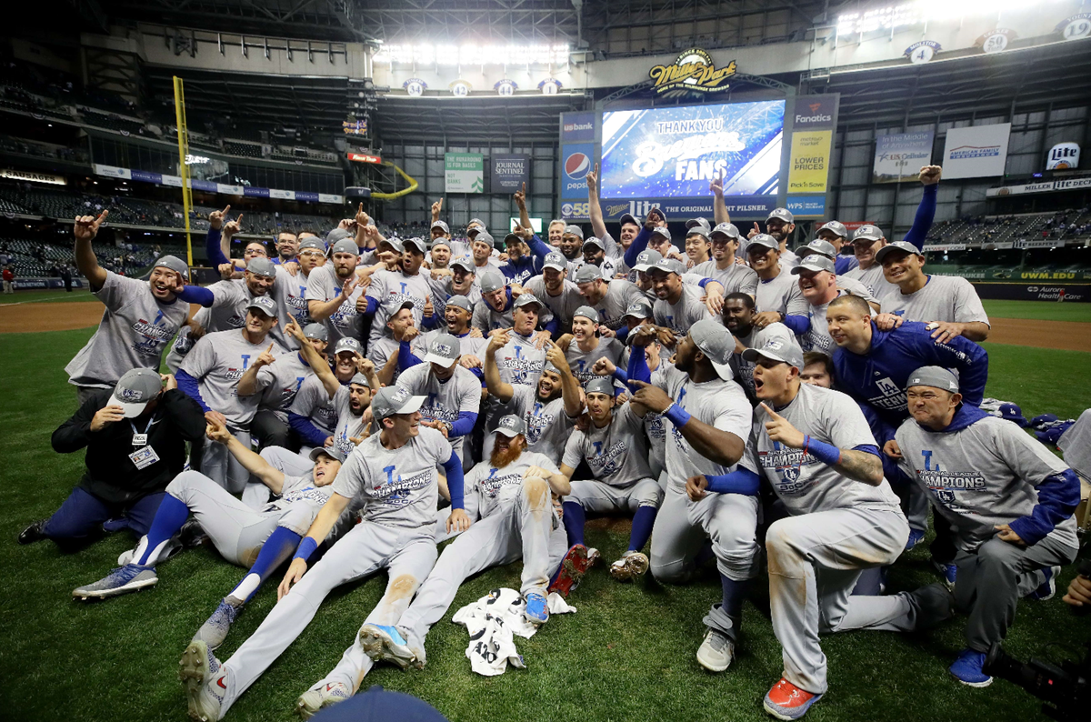 Los Dodgers celebraron su clasificación a la Serie Mundial y ganar la Liga Nacional de las Grandes Ligas. (Foto Prensa Libre: EFE)