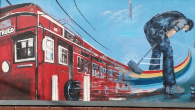 Un mural del artista Peter McMahon se encuentra en la sede del club Yarraville en Melbourne. (Foto Prensa Libre: BBC News Mundo)