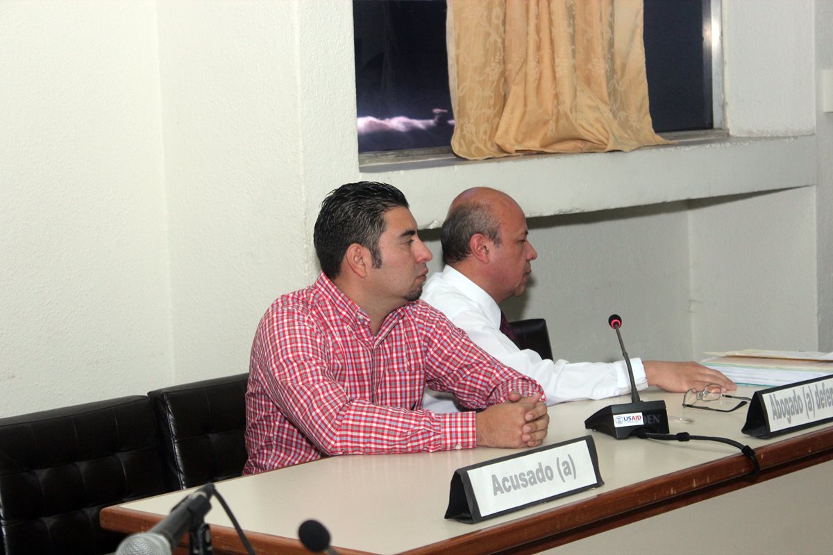 Héber Leonel Sandoval Orellana escucha la sentencia en la sala de debates del Tribunal de Sentencia de Jalapa.