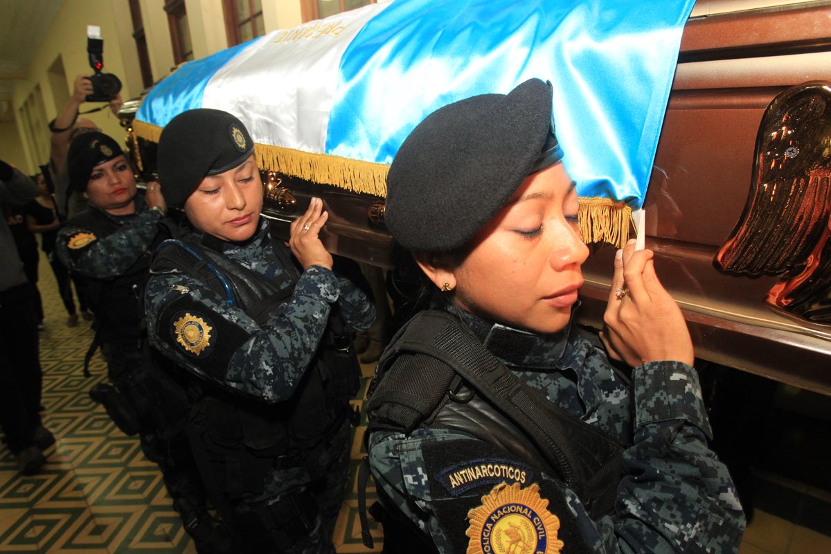 PNC rindió homenaje a los tres uniformados que fueron ultimados horas después de la toma de control de Etapa 2. (Foto: Estuardo Paredes)