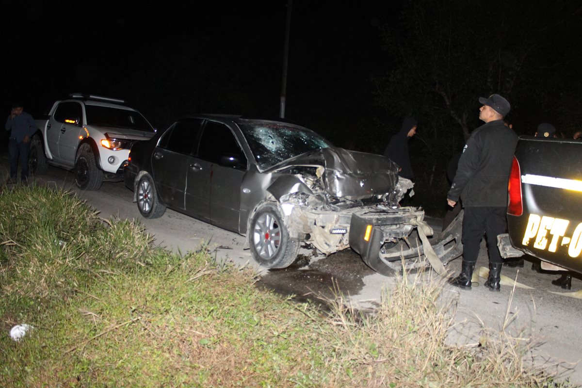 Vehículo en el que viajaban dos personas en Dolores, Petén, queda destruido. (Foto Prensa Libre: Walfredo Obando)