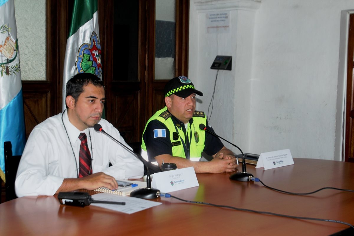 El vocero municipal, Sergio Rodríguez, y el jefe de la PMT Antonio Coloma, anuncian plan de seguridad para evitar el desorden en Antigua Guatemala. (Foto Prensa Libre: Miguel López).