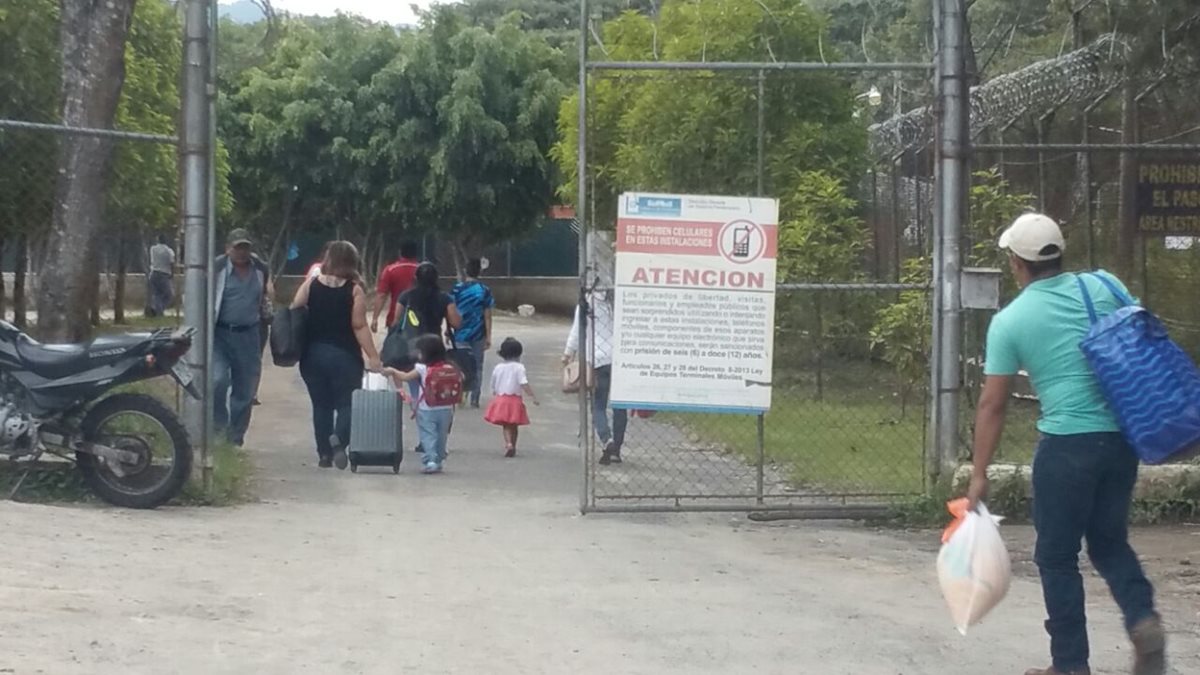 Familias completas ingresan con maletas a la prisión ubicada en la brigada militar Mariscal Zavala. (Foto Prensa Libre: Jessica Gramajo)