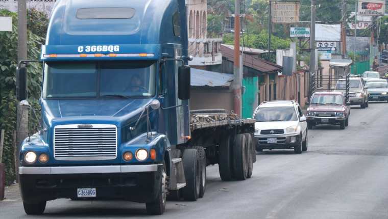 El paso de vehículos por Cuyotenango, Suchitepéquez, se ha complicado, por lo que se proyecta construir un libramiento. (Foto Prensa Libre: Cristian I. Soto)