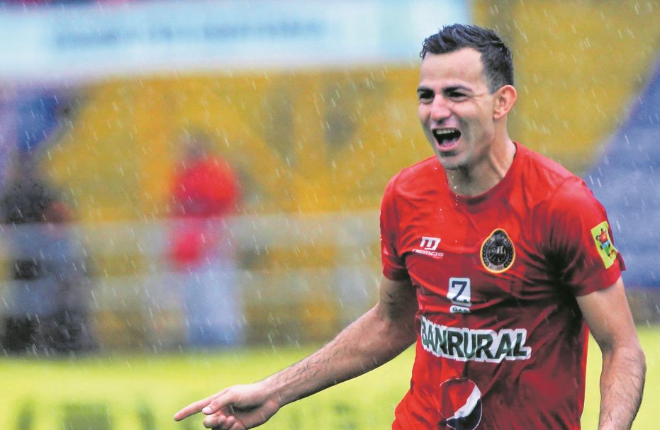 Marco Pappa podría seguir vistiendo los colores de Municipal. (Foto Prensa Libre: Hemeroteca PL)