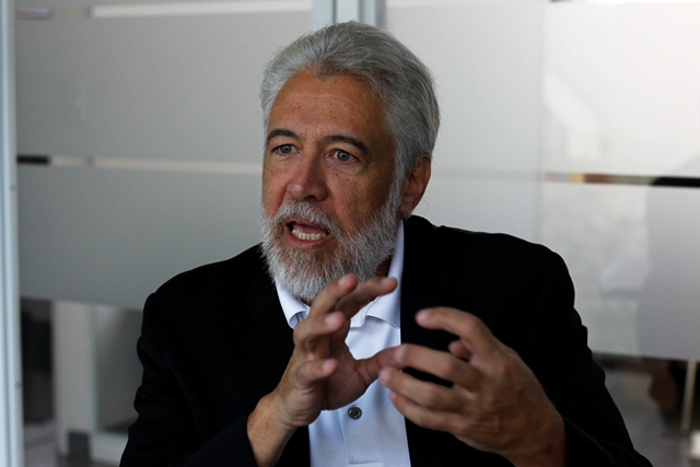 Hugo Cuevas Mohr presentará, en Antigua Guatemala, un análisis sobre las remesas. (Foto Prensa Libre: Paulo Raquec)