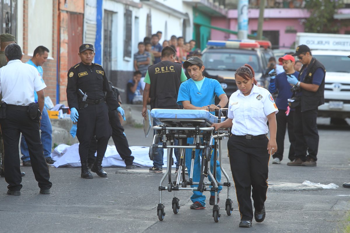 Bomberos se retiran de una escena del crimen en Campo Real, Villa Nueva. No hubo sobreviviente a quien atender. (Foto Prensa Libre: Hemeroteca PL)