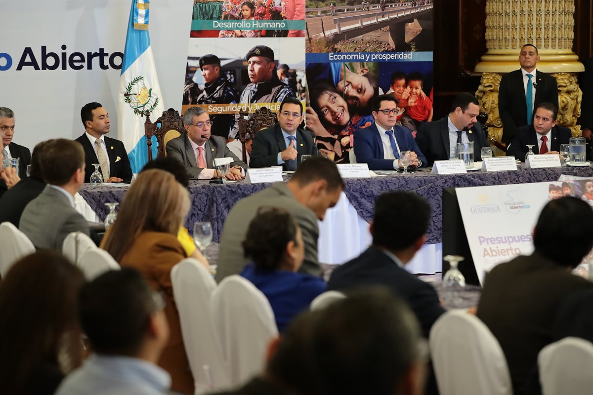 Jimmy Morales (centro) participa el el primer taller de las jornadas de presupuesto abierto. (Foto Prensa Libre: Álvaro Interiano)