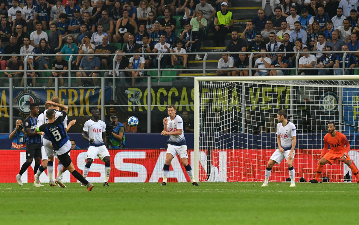 El delantero argentino Mauro Icardi anota el primer gol para el Inter de Milán que logra quedarse con el triunfo en la Champions. (Foto Prensa Libre: AFP)