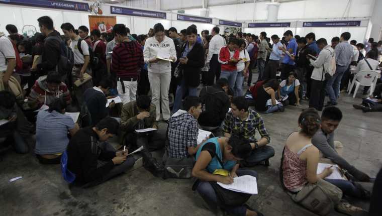 Miles de jóvenes aprovechan para buscar un empleo como vacacionistas durante el cuarto trimestre. (Foto, Prensa Libre: Hemeroteca PL).