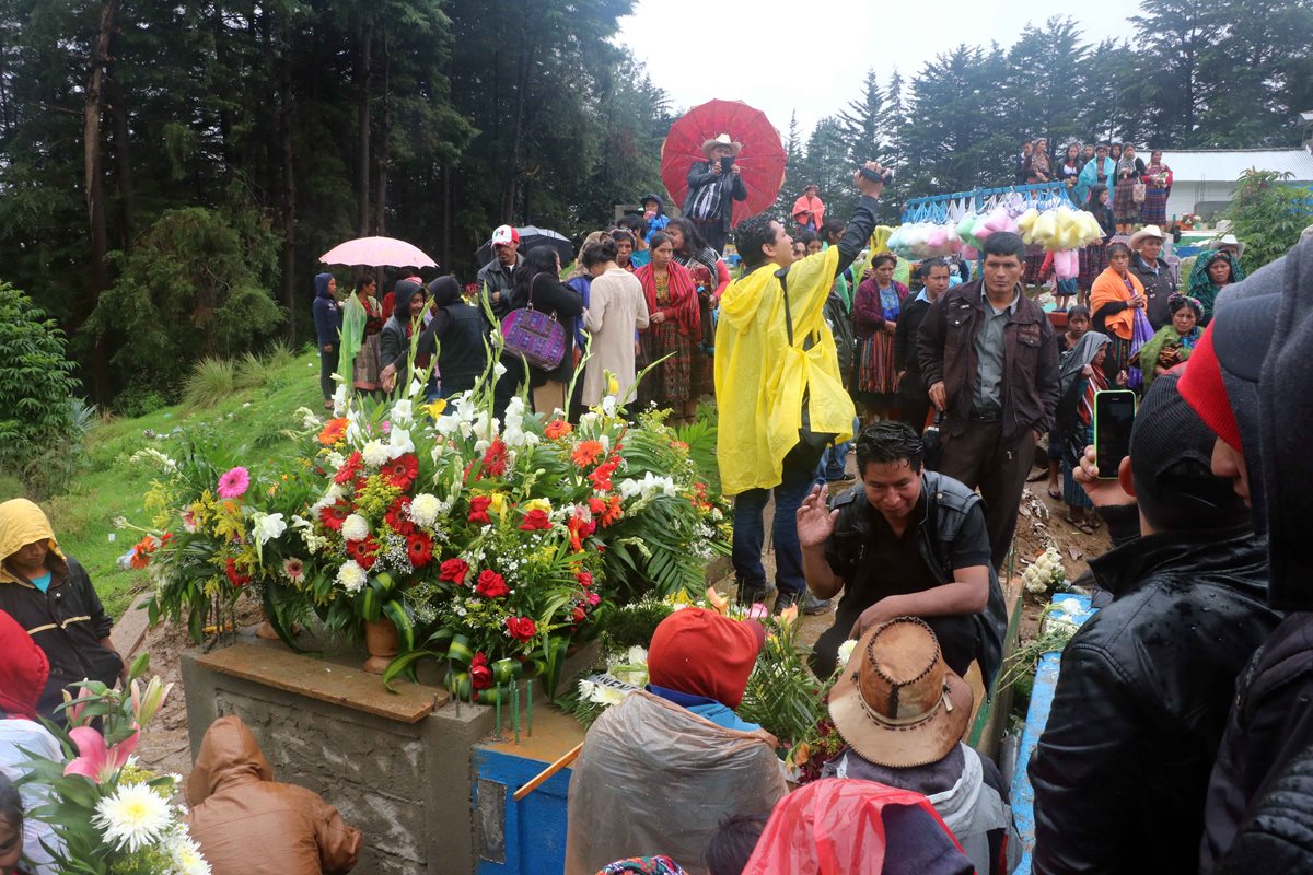 Claudia Gómez González fue sepultada en el cementerio local de su natal La Unión Los Mendoza, frente a familiares y decenas de pobladores. (Foto Prensa Libre: Carlos Ventura)