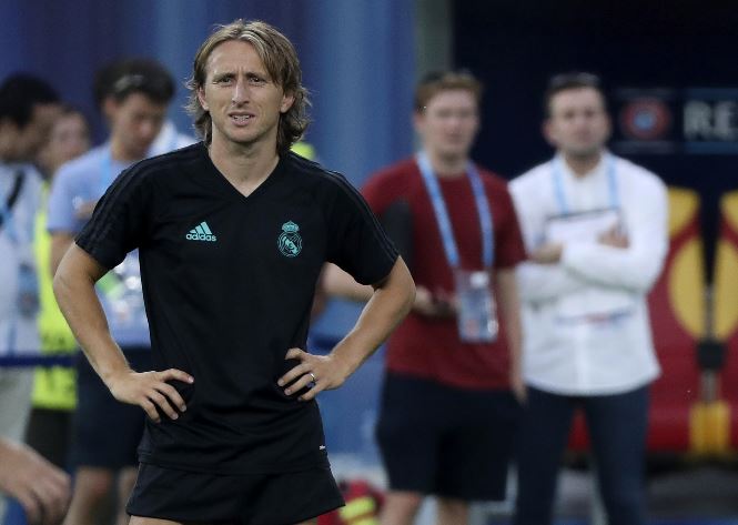 Luka Modric no será opción para el duelo del próximo domingo, a las 14 horas, del Real Madrid contra el Barcelona. (Foto Prensa Libre: AFP)