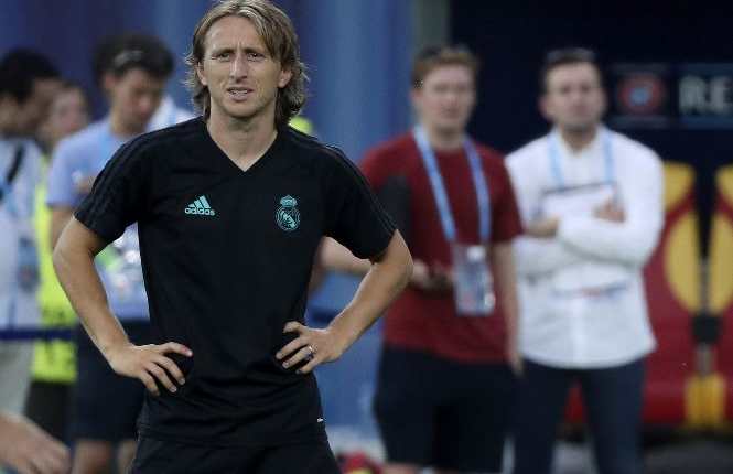 Luka Modric no será opción para el duelo del próximo domingo a las 14 horas del Real Madrid contra el Barcelona. (Foto Prensa Libre: AFP).