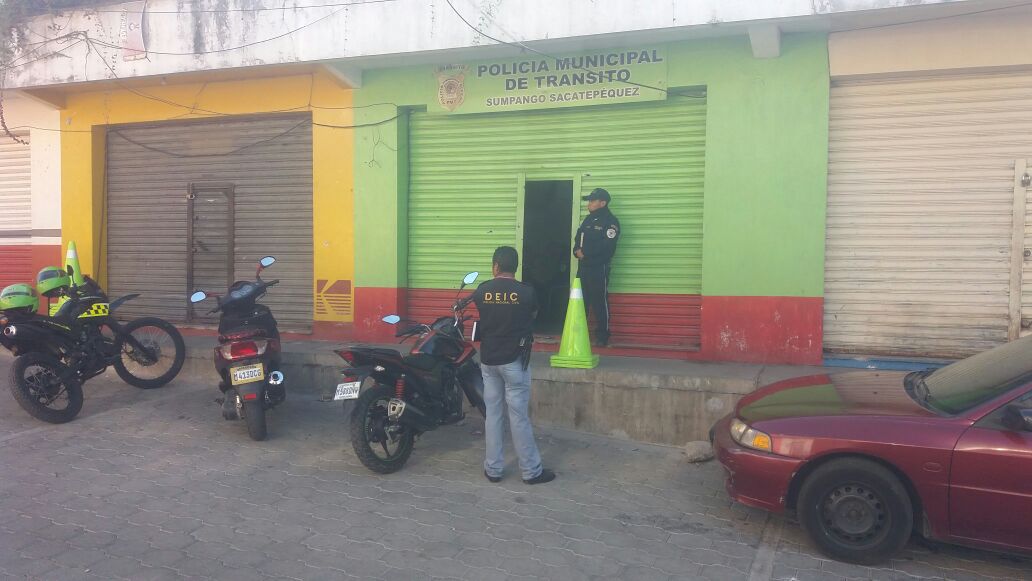 Investigadores recaban evidencias en la sede de la PMT de Sumpango, Sacatepéquez. (Foto Prnesa Libre: Renato Melgar)