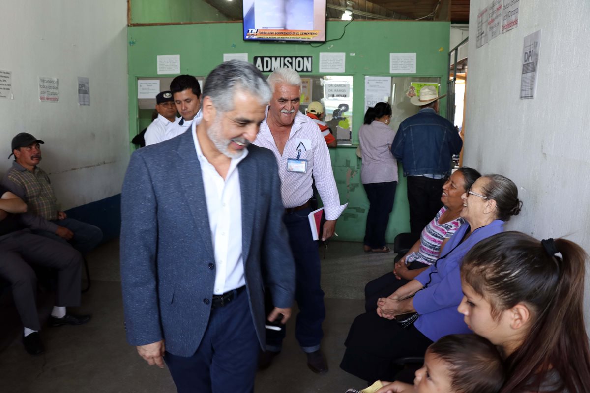 El presidente del IGSS habla con pacientes afiliados al Seguro Social en Jalapa, a quienes pregunta sobre la atención que reciben. (Foto Prensa Libre: Hugo Oliva)