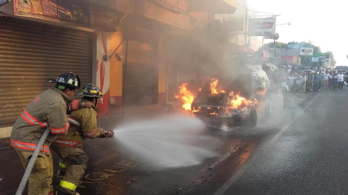 Socorristas combaten incendio en vehículo registrado en la cabecera de Retalhuleu. (Foto Prensa Libre: Jorge Tizol)