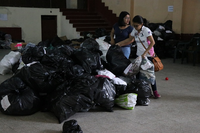 Voluntarias ayudan a clasificar los productos que se encuentran en el centro de acopio de Quetzaltenango. (Foto Prensa Libre: María José Longo)